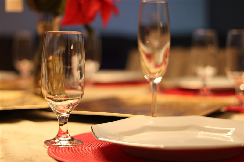 歲末年終，尾牙何時舉辦最合適？網友建議中午舉行，不佔下班時間又能休息，貼文曝光後，引發許多上班族哀號。（示意圖／PIXABAY）