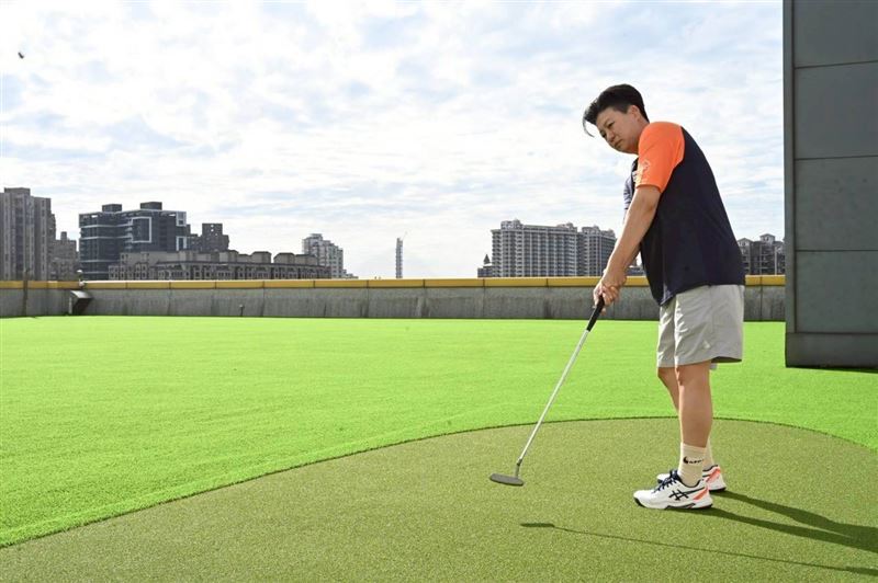 淡水運動中心打造全臺首座設於國民運動中心的戶外高爾夫推桿練習場。（圖／淡水運動中心提供）