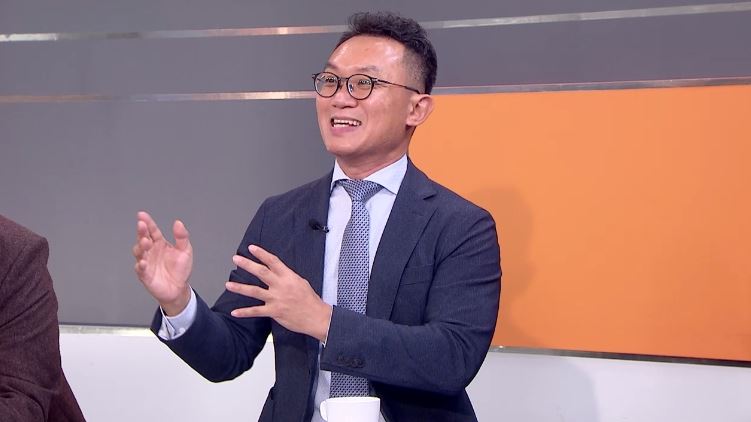 政治評論員王智盛今（30）日在《前進新台灣》節目中分析美國售台「海馬士火箭」被列入中共圍台軍演打擊目標。（圖／翻攝畫面）