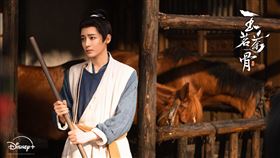 新生代男神侯明昊自招劇中扮「綠茶男」。（圖／Disney+提供）