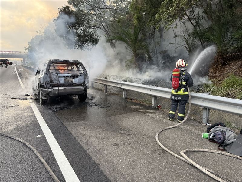國道3號南下161.9公里處有火燒車事故。（圖／翻攝畫面）