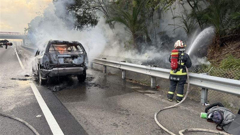 新／國3驚傳火燒車！老轎車突噴濃煙起火