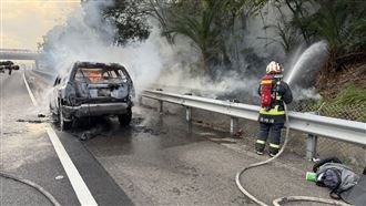 新／國3驚傳火燒車！老轎車突噴濃煙起火
