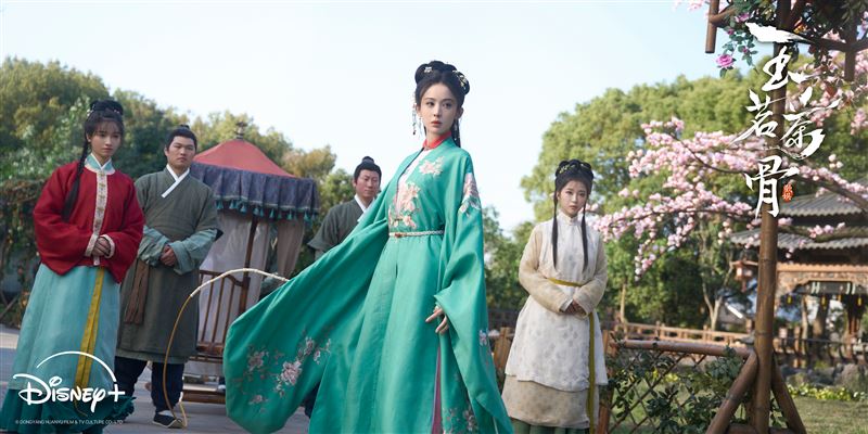 《玉茗茶骨》首日開局就迎來一女對戰七男的雄競格局。（圖／Disney+提供）