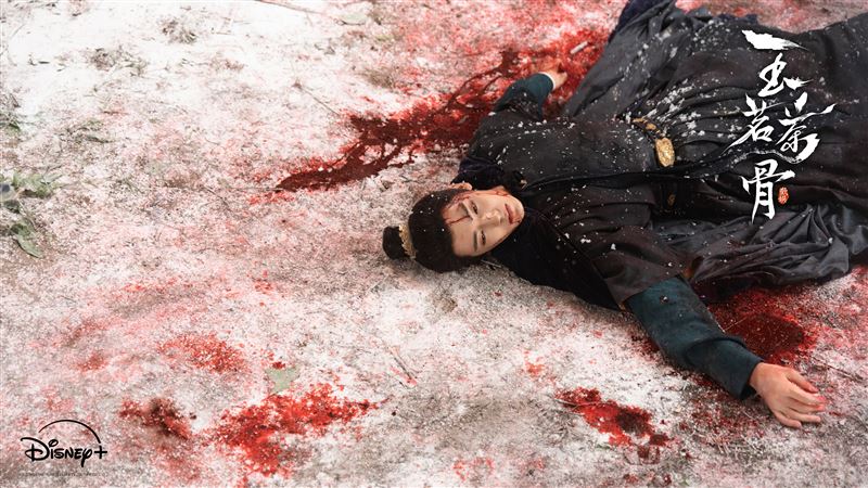 侯明昊為逃避仇敵追殺、假裝失憶潛入榮家。（圖／Disney+提供）