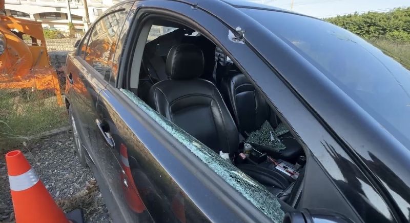 這名李姓嫌犯在最近兩個月內，曾兩度在主要道路遭攔查時惡意拒檢逃逸。犯嫌拒捕衝撞警車，警方開了40多槍回擊，最後破窗將其逮捕。（圖/民眾提供）