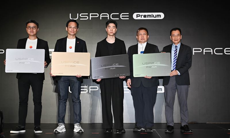 台灣大策略投資夥伴USPACE發表全球首創USPACE Premium，由USPACE執行長宋捷仁（中）、台灣大哥大總經理林之晨（左2）、台灣大哥大個人用戶事業群資深副總暨商務長林東閔（左1）、威剛創辦人暨董事長陳立白（右2）、奧思禮大中華區CEO陳楷植（右1）共同宣布正式上線。（圖／台灣大提供）