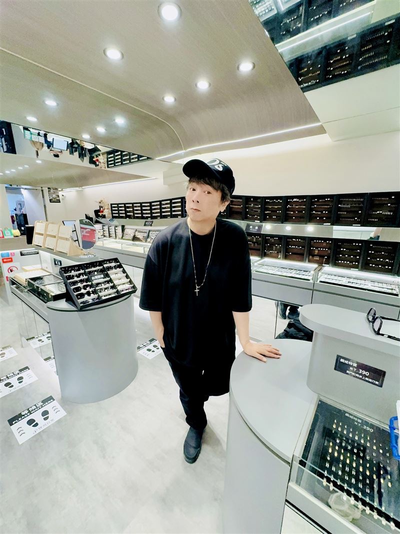 曹西平過去經常在穿刺店拍照、打卡。(圖/翻攝自曹西平臉書)