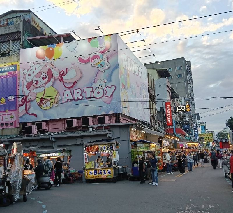 宜蘭縣115年度公告土地現值及公告地價已經宜蘭縣地價及標準地價評議委員會評議完畢，將於元旦正式公告，位於羅東鎮民權路93號的羅東夜市街角（圖）每坪達新台幣150.3萬元，再度蟬聯宜蘭縣地王。（宜蘭縣政府提供）