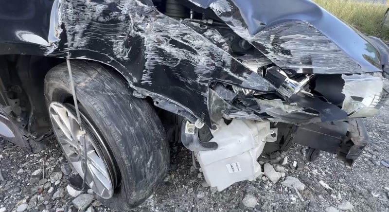 李嫌見警方現身，竟不顧危險駕車加速衝撞偵防車試圖突破重圍。（圖/民眾提供）