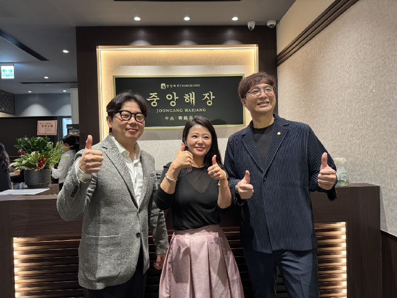 以火鍋起家的築間集團首度跨足品牌代理市場，將韓國45年餐飲品牌引進台灣，築間董事長林楷傑（右）表示，公司積極搶攻韓食市場並提升營運動能