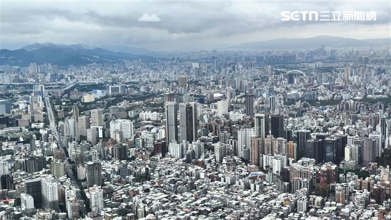 李忠哲指出,在央行信用管制與買方結構轉變下,目前市場呈現「量死、價亂、賣不動」的狀態,如今「半年能賣三成就算及格」,房市正進入一場無人獲利的生存風暴。(圖/記者陳韋帆攝影)