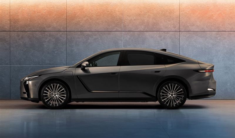 軸距達2,950mm，整體氣勢明顯升級。（圖／翻攝Lexus網站）