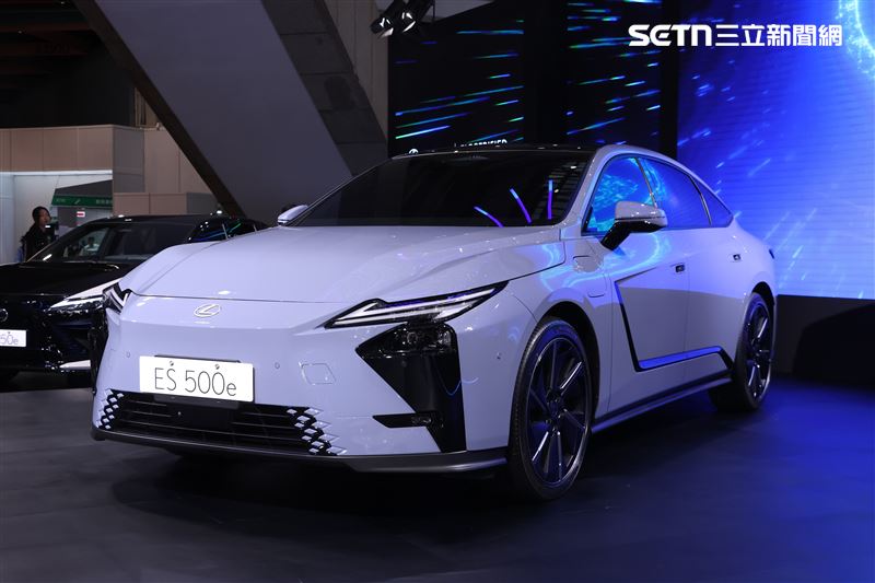 ES 500e更搭載DIRECT4 AWD電子式四輪傳動系統。（圖／三立新聞網）