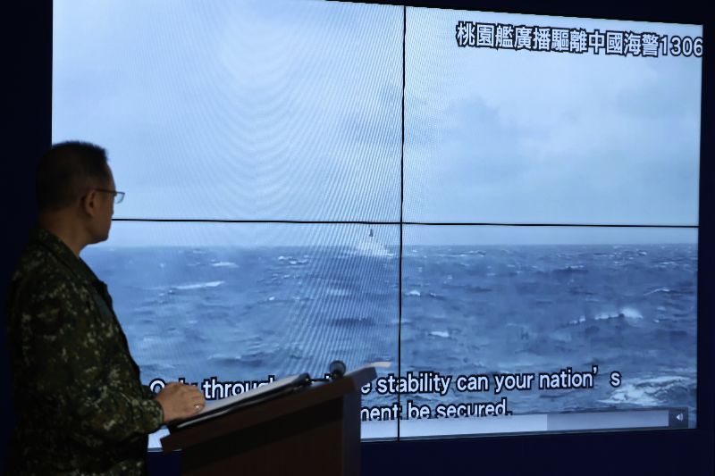 中共發動圍台軍演，國防部30日傍晚舉行臨時記者會，表示共軍上午9時至下午1時，由福建平潭、石獅區域共2波次，向台灣北部與西南海域射擊多管火箭、共計27枚，會中也公布桃園艦廣播驅離中國海警船影片