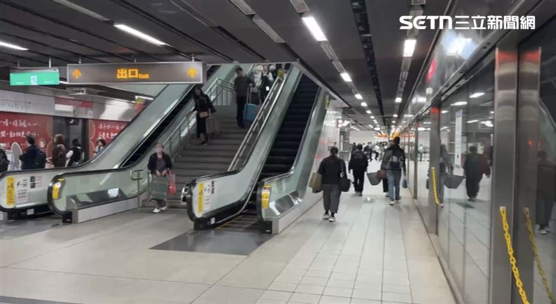 站內電梯與手扶梯受電力跳脫影響無法運作，且伴隨警報聲響與紅燈警示。（圖/翻攝畫面）