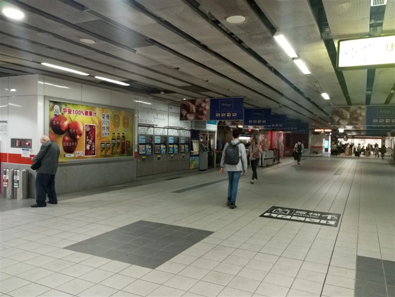 高捷左營站突電力跳脫，警報大作乘客嚇壞。（圖／翻攝自Threads @ligiasai）