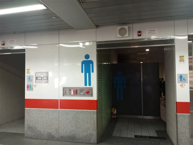 高捷左營站廁所一片漆黑。（圖／翻攝自Threads @ligiasai）