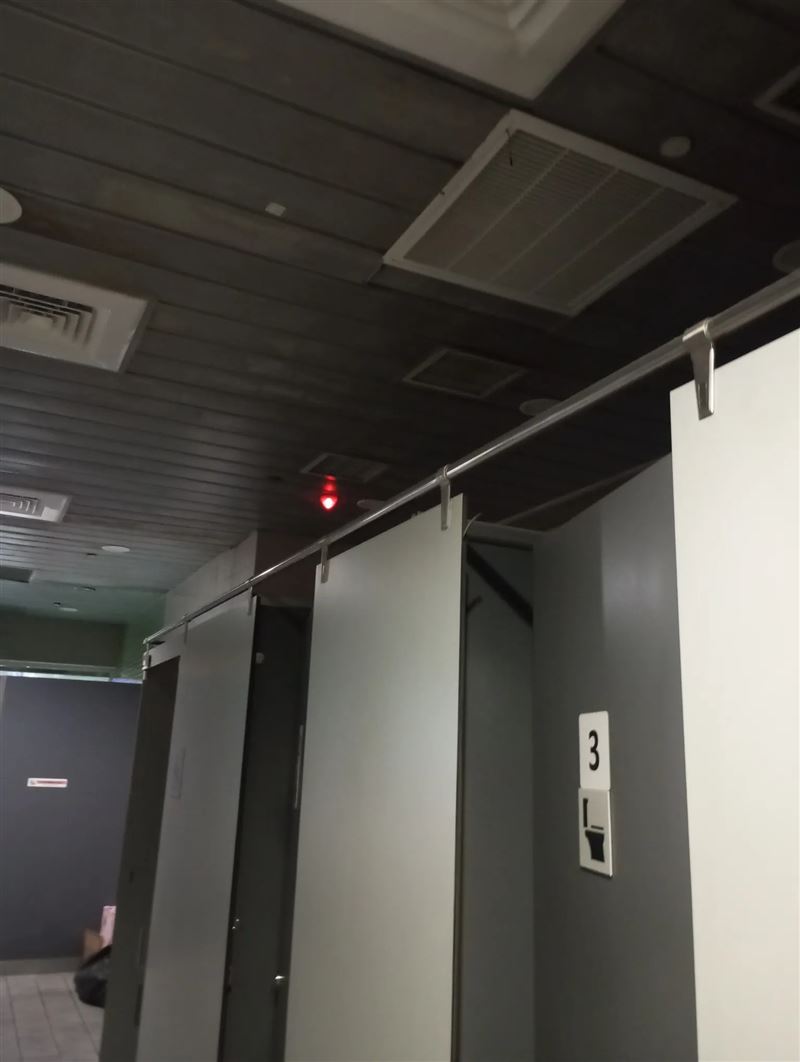 不少民眾本來要搭捷運，看紅色警報響起狀況不明，決定轉搭計程車。（圖／翻攝自Threads @ligiasai）