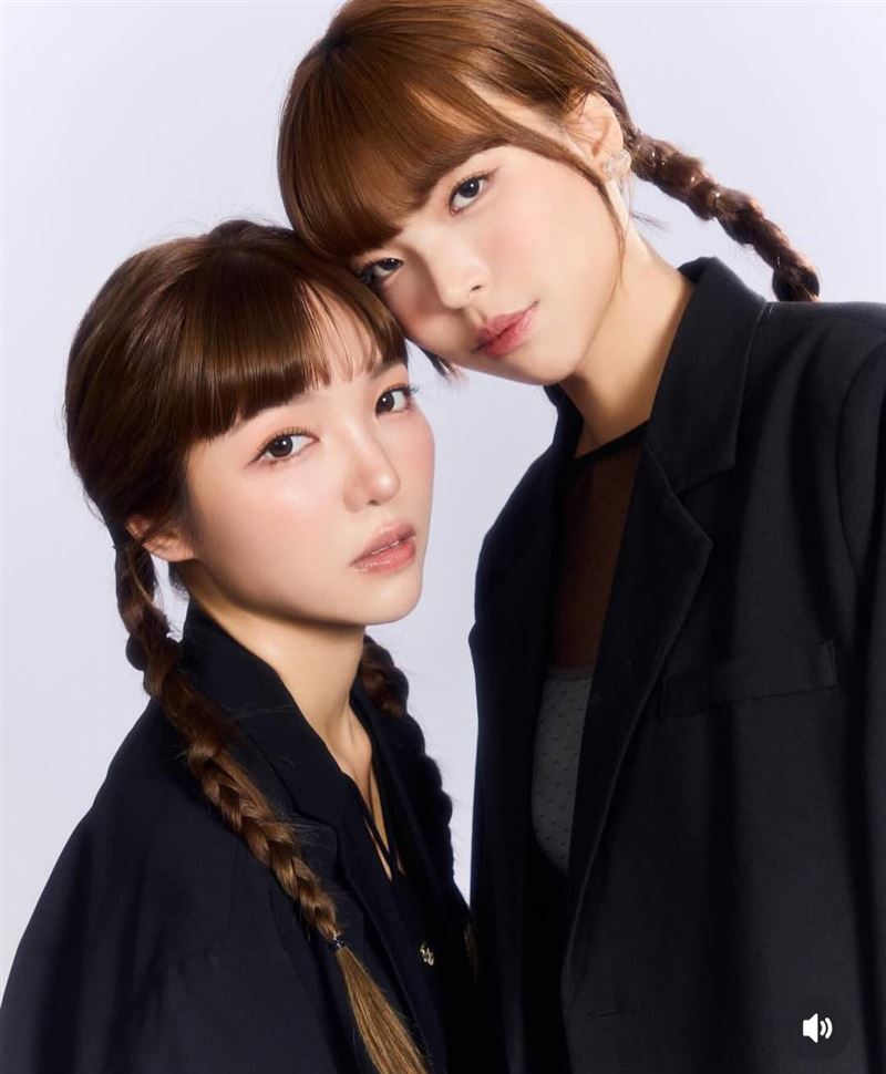 一隻阿圓(右)、何美(左)站在一起頓時分不出。(圖/翻攝自IG)