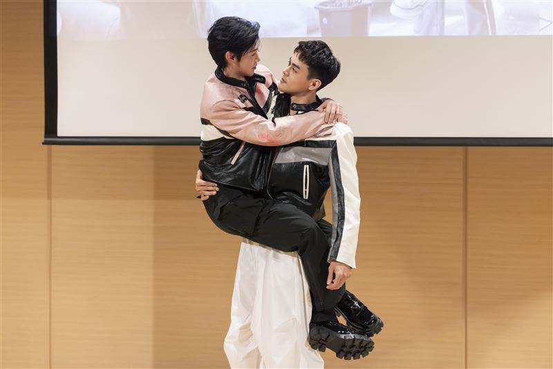 《我說愛你是真的》楊翹碩（右）單手抱起夏和熙，甜蜜放閃讓全場粉絲為之瘋。（圖／結果娛樂提供）