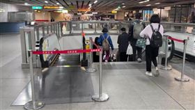 高捷左營站突電力跳脫，警報大作乘客嚇壞。（圖／張博洋提供）