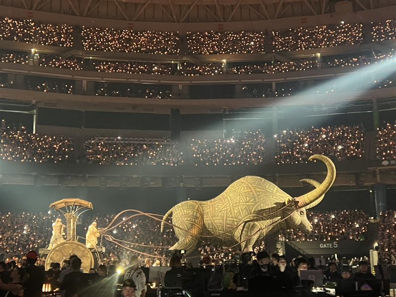蔡依林演唱會祭出「慶典公牛」繞場。（圖／讀者提供）
