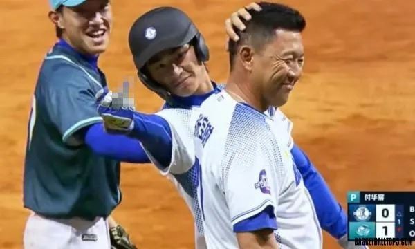 中國球員在笑著對鏡頭比出「中指」不雅手勢，而且沒有裁判警告，讓台灣網友批看起來像棒球夏令營水準。（圖／翻攝畫面）