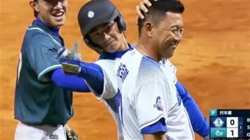 中國棒球員比中指！網炸鍋：像夏令營水準