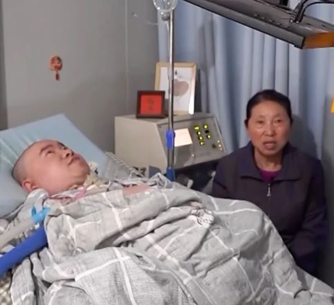 中國男子黎夏因肌肉營養不良長期臥床，只剩一根手指、腳趾能動。（圖／翻攝自央視）