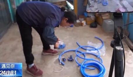 媽媽吳弟美在黎夏的指導下，成為能修復農場設備的「超級技工」。（圖／翻攝自央視）