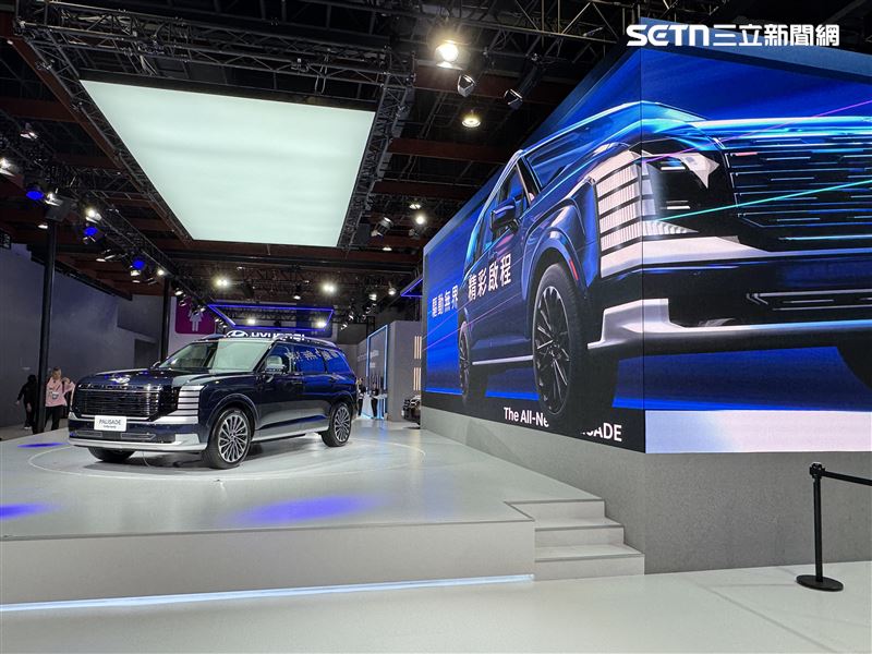 HYUNDAI率先預告以「HYUNDAI DRIVES BEYOND．現代驅動無界」為展區主軸。（圖／記者鍾釗榛攝）