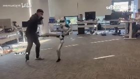 文 機器人踹人1800