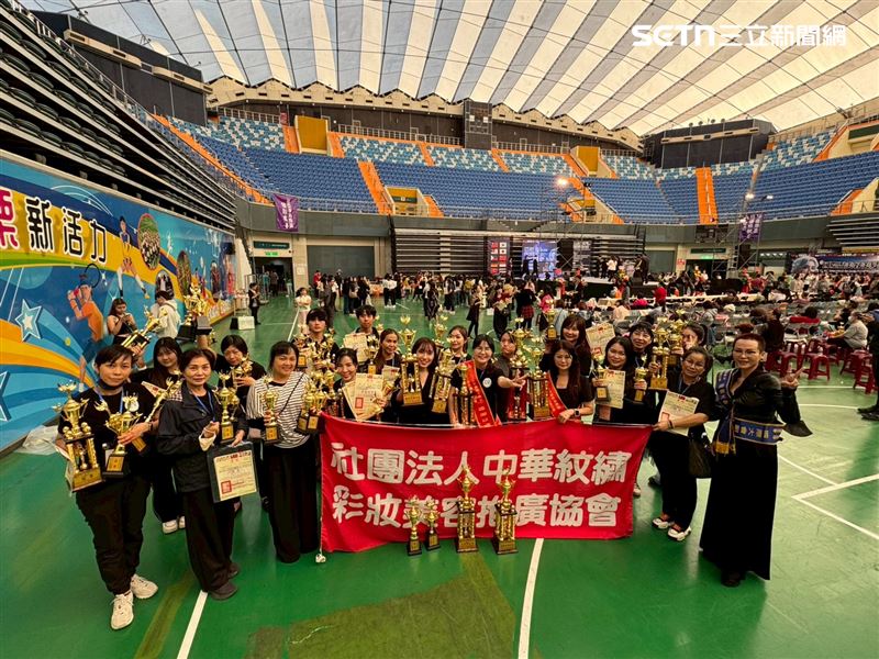 蔡慧敏一路從選手當到美容美髮大賽副主席，身份有了很大轉變，不變的是依舊親自帶領一台遊覽車的選手參賽抱回獎盃。（圖／翻攝畫面）