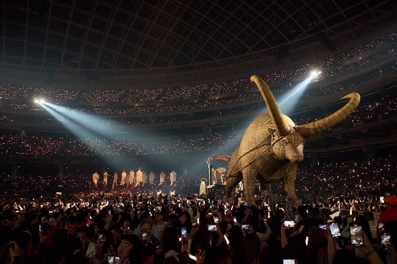 蔡依林30日舉辦Pleasure世界巡迴演唱會台北場，演出內容別出心裁，特別安排3層樓高的公牛載具搭配舞者開場。（圖／中央社）