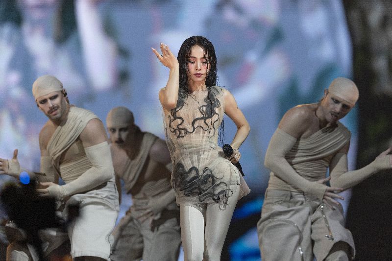 蔡依林（中）登上延伸舞台演唱D.I.Y.、I'm Not Yours等歌曲，從開場就給足觀眾驚喜。（圖／中央社）