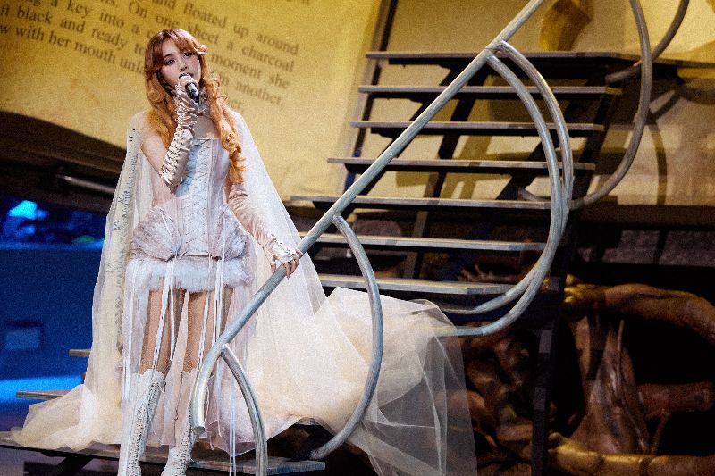 蔡依林在情歌橋段換上馬甲搭配薄紗，化身「金紗女伶」亮相。（圖／中央社）