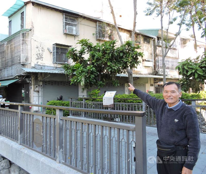 藝人曹西平29日於三重住處辭世,曹西平兒時曾住在台中綠川旁,72歲的林溪權(圖)是他的童年玩伴。林溪權30日受訪說,從前曹家和他家只隔著綠川,他家住在綠川東街,曹西平家住在綠川西街,兩家靠著小小木橋往來