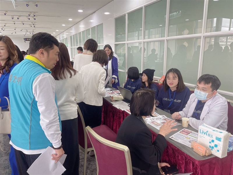 在論壇現場，義診團團長盧奎聿醫師進行相關諮詢。（圖／翻攝畫面）