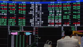 台股收28707點　下跌103點台股30日開低後震盪，尾盤一度翻紅，終場下跌103.76點，收28707.13點，跌幅0.36%，成交值新台幣4588.52億元。中央社記者謝佳璋攝　114年12月30日