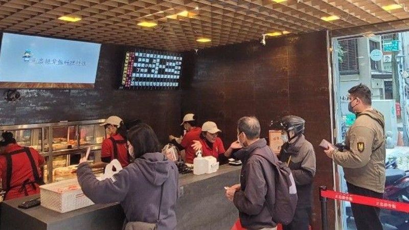 高雄起家的正忠排骨飯進駐光華夜市，推出限時限量1元便當回饋消費者。（圖／翻攝畫面）