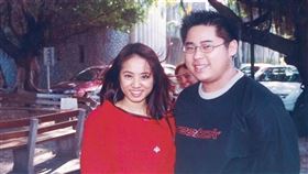 輔大校友曬出20多年前在校內與蔡依林的合影，引發其他網友熱議：「你確定這不是蔡媽媽？」（圖／翻攝自臉書）