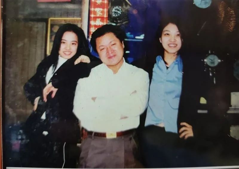 其他輔大校友紛紛留言，曬出自己20多年前學生時代在校內與蔡依林的合照。（圖／翻攝自臉書）