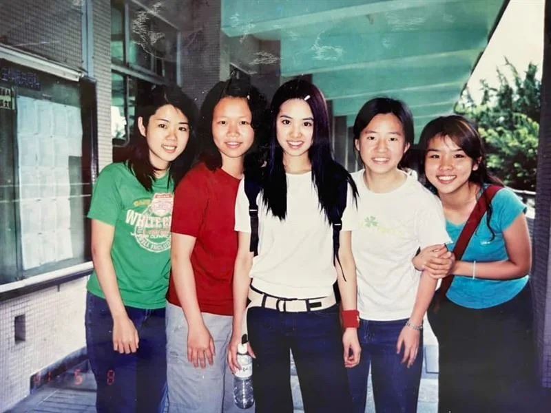 其他輔大校友紛紛留言，曬出自己20多年前學生時代在校內與蔡依林的合照。（圖／翻攝自臉書）