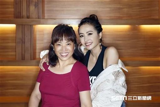 網友曬出20多年前在輔大與蔡依林的合影，許多網友紛紛熱議：「跟蔡媽媽超像」。（圖／凌時差音樂提供）