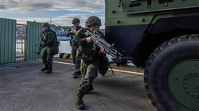 因應中共軍演，陸軍澎湖防衛指揮部30日進行全島重要目標防護戰備偵巡演訓，出動戰車、甲車等。