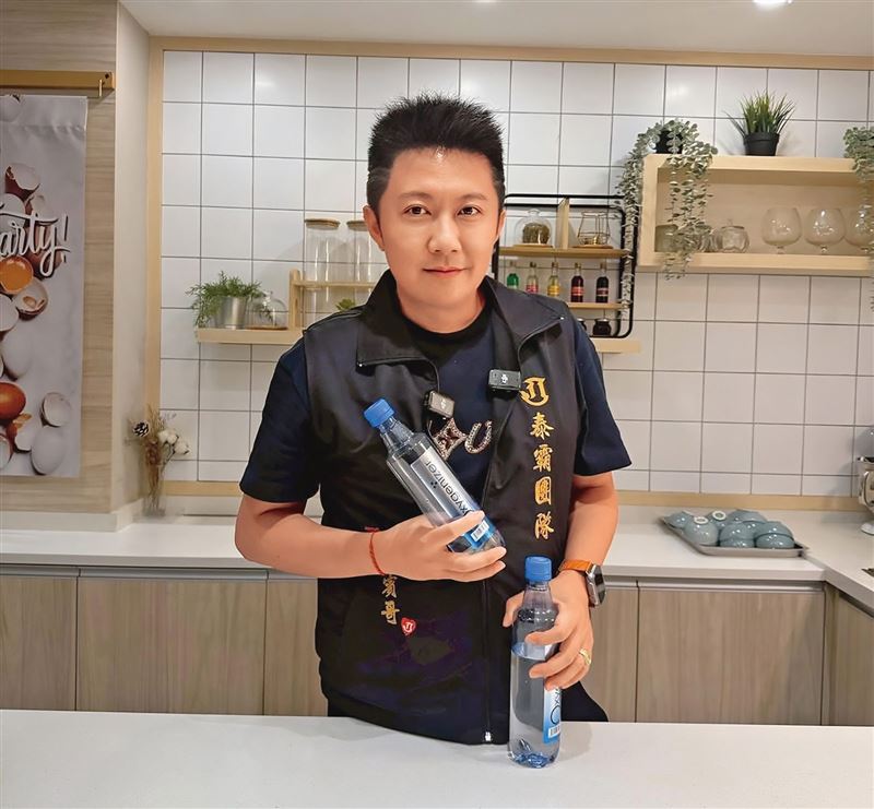 賓賓哥近來爭議不斷，再度被爆料隱瞞已婚，身邊卻有紅粉知己，更被檢舉逃漏稅。（圖／翻攝自江建樺臉書）