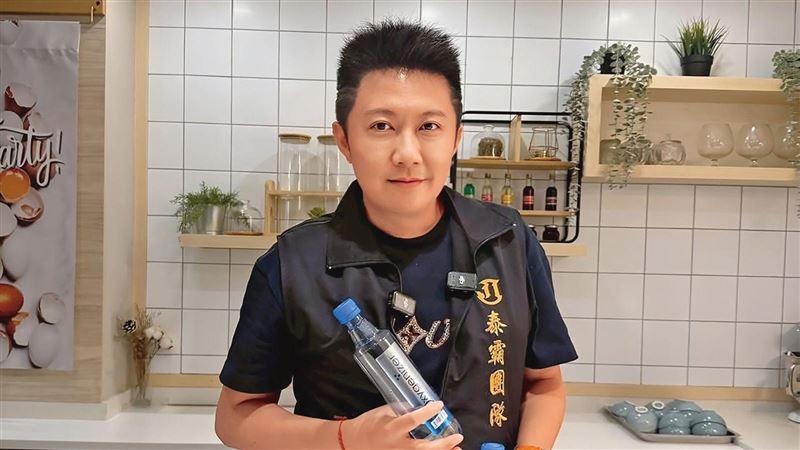 賓賓哥近來爭議不斷，再度被爆料隱瞞已婚，身邊卻有紅粉知己，更被檢舉逃漏稅。（圖／翻攝自江建樺臉書）