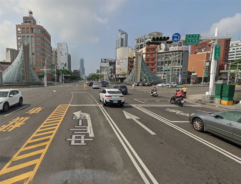 高雄市新興區中正路與中山路圓環，近期因號誌設計問題引發機車族強烈反彈。（圖／翻攝自Google Maps）