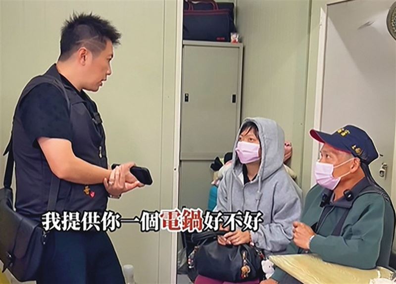 賓賓哥因直播幫助弱勢，雖被封為「公益網紅」卻爭議不斷。（圖／翻攝自江建樺臉書）